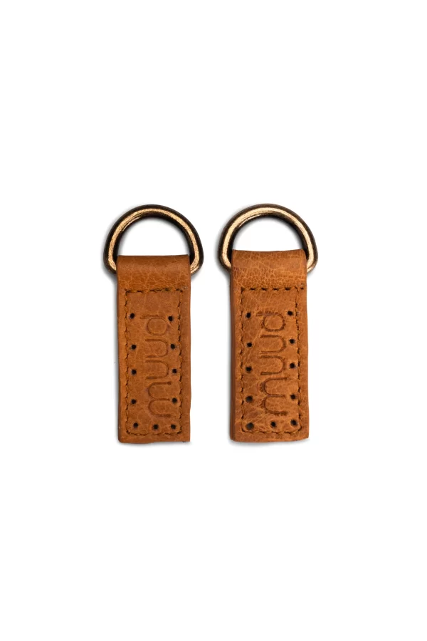 To lærstropper med metallringer i whisky farge – tilbehør fra muud, tilgjengelig hos DIRO Design nettbutikk.