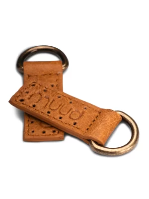 To lærstropper med metallringer i whisky farge – tilbehør fra muud, tilgjengelig hos DIRO Design nettbutikk.