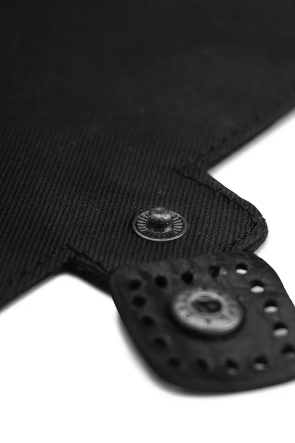 Nærbilde av preget muud-logo på Muud Callie i skinn, farge Black