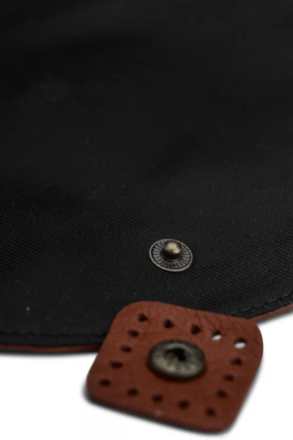 Muud Camilla detalje i Rich Brown med metall knapp