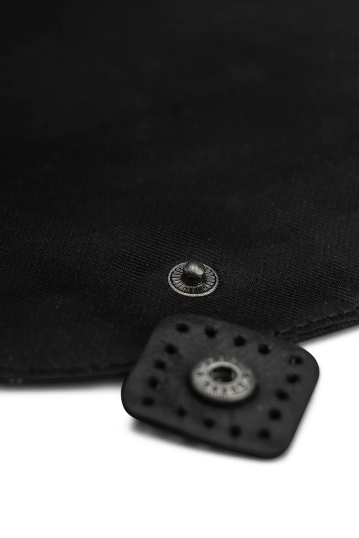Svart lærdel med metall knapp fra Muud