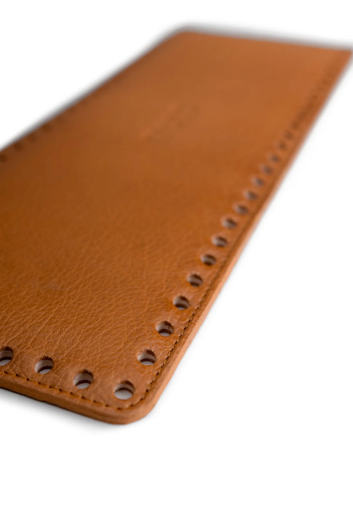 Muud Dee pailg lærdetalj i fargen Whisky med hullkant – Diro Design