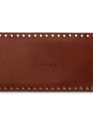 Muud DXL lærdetalj i rich brown skinn med preget logo – Diro Design nettbutikk