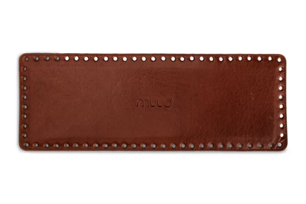Muud DXL lærdetalj i rich brown skinn med preget logo – Diro Design nettbutikk