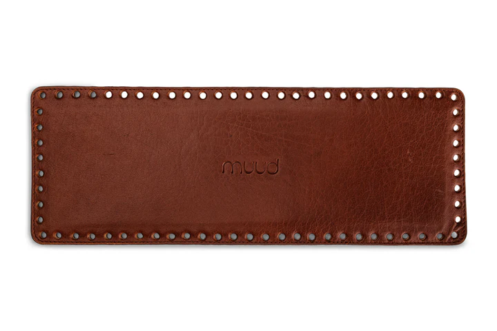 Muud DXL lærdetalj i rich brown skinn med preget logo – Diro Design nettbutikk