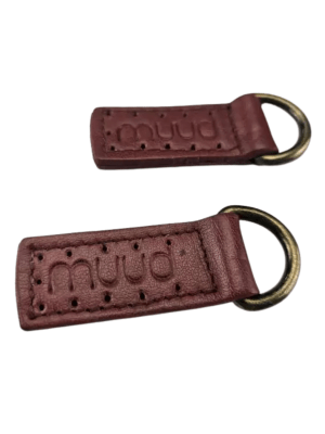 To lærstropper med metallringer i rich brown farge – tilbehør fra muud, tilgjengelig hos DIRO Design nettbutikk.