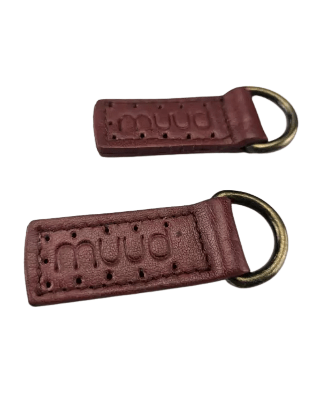 To lærstropper med metallringer i rich brown farge – tilbehør fra muud, tilgjengelig hos DIRO Design nettbutikk.