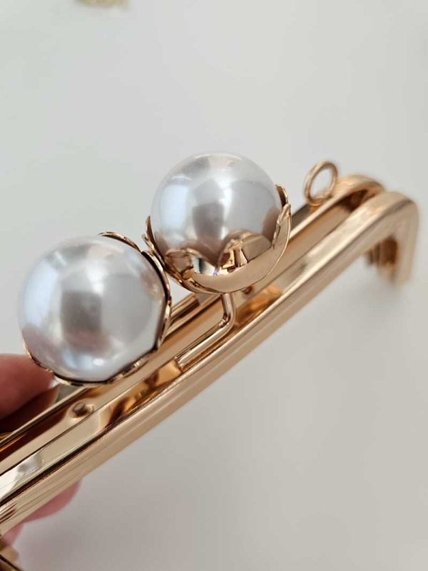 Metall ramme med stor hvit perleball - Bilde 3