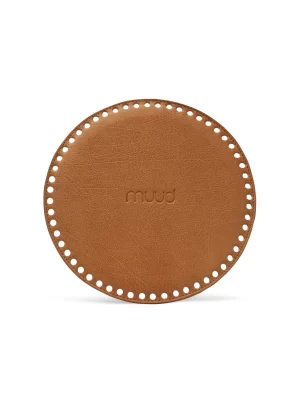 Muud Duff rund lærdetalj i ekte skinn, farge Whisky, med preget logo – Diro Design
