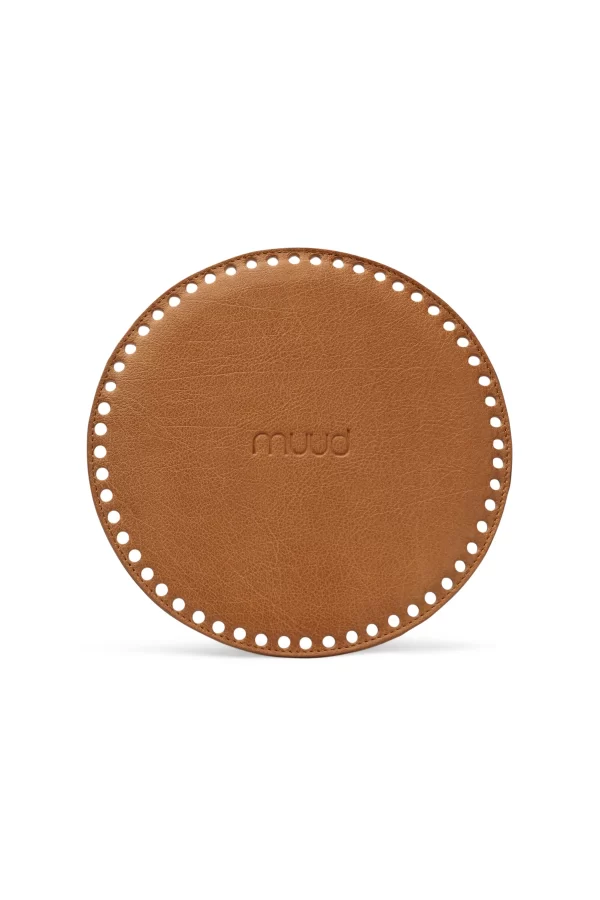 Muud Duff rund lærdetalj i ekte skinn, farge Whisky, med preget logo – Diro Design