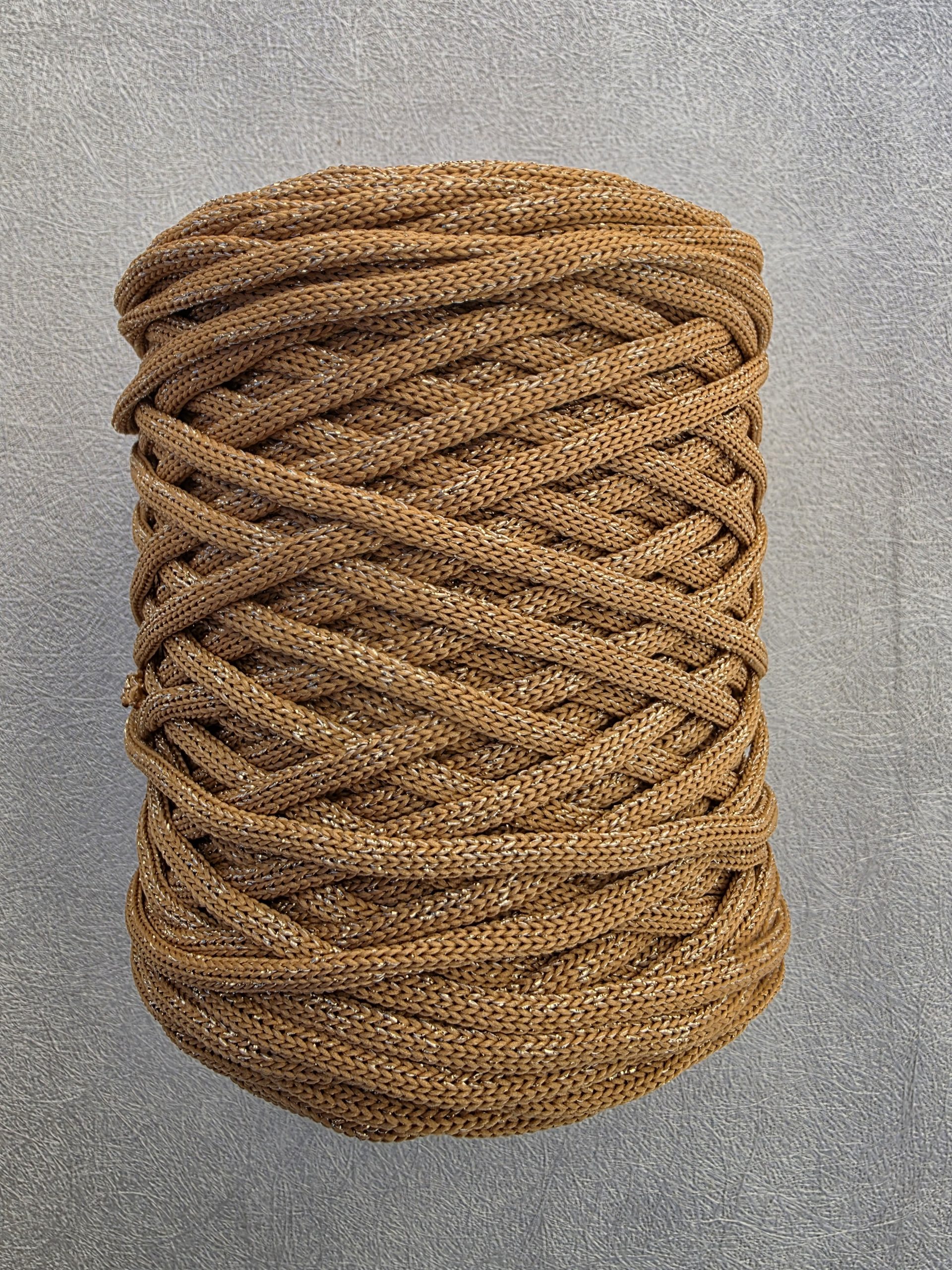 5 mm Flat glitter hekletråd karamell/gull