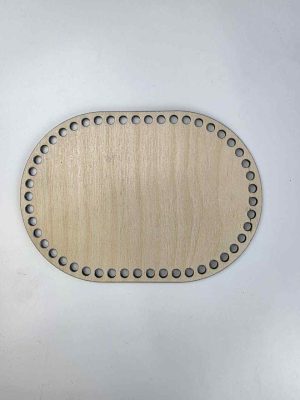 Trebunn av 4mm. Kryssfinerplate 21,5x14,5 cm. Stadion form.