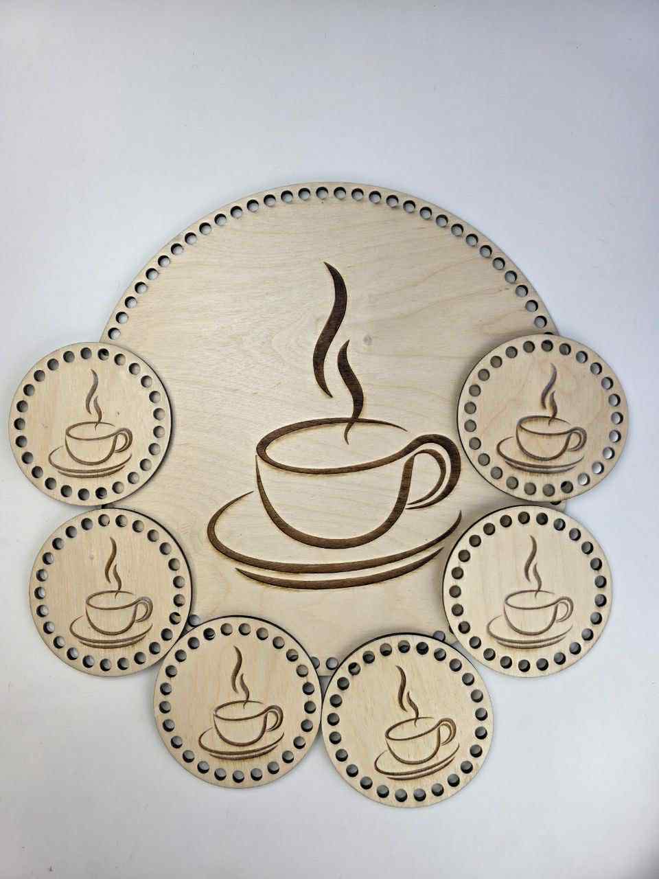 Kaffefat bunn av 4mm. kryssfiner plate. 30cm. diameter med 6stk 10cm. Bunner til kopp.