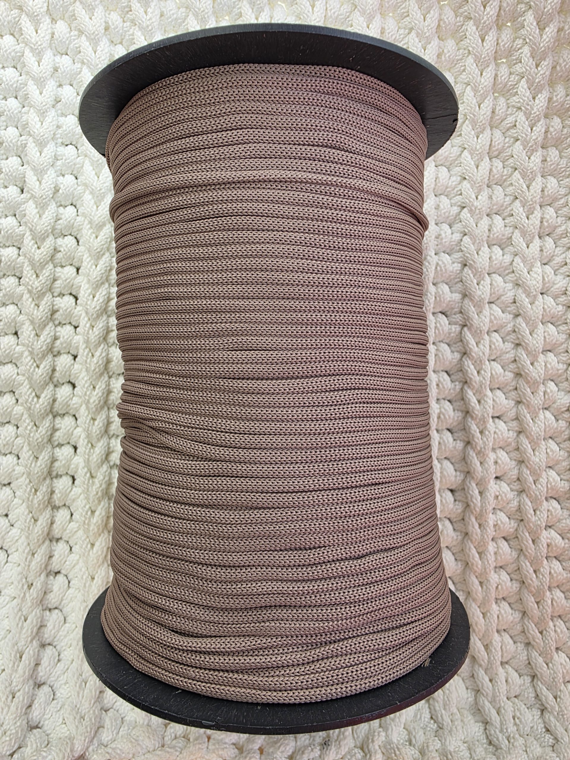 Flat hekletråd 3mm Nr. 54 varm gråbeige