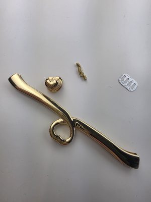 Metall lås med hjerte motiv.Gull