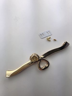 Metall lås med hjerte motiv.Gull med små steiner